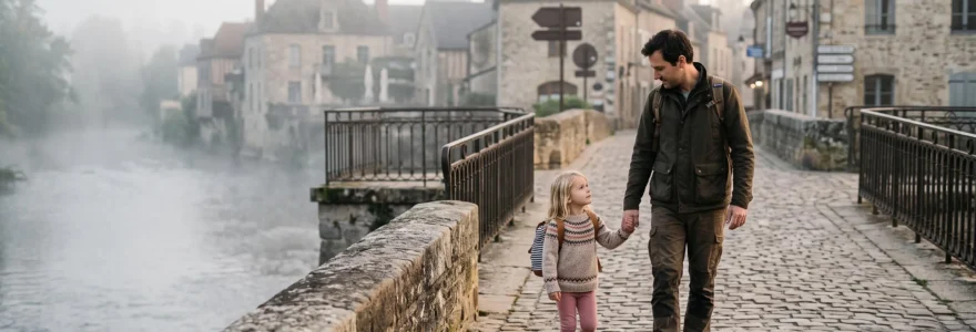 Pere de famille tenant la main de son jeune enfant sur un pont au lever du jour, symbole de protection et de transmission